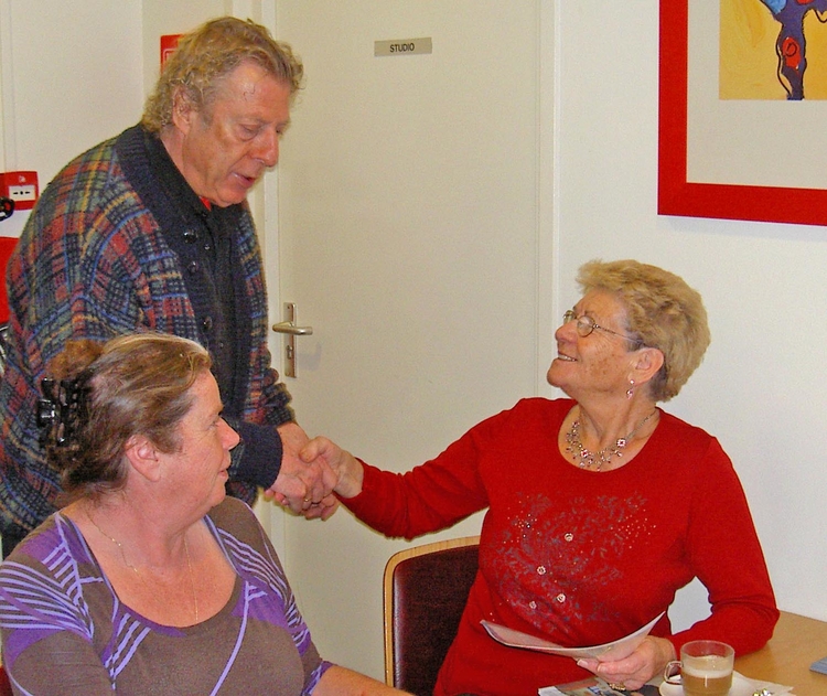 Docent Dick feliciteert Jo, Ria kijkt blij toe Beide dames hebben zojuist hun certificaat ontvangen. 