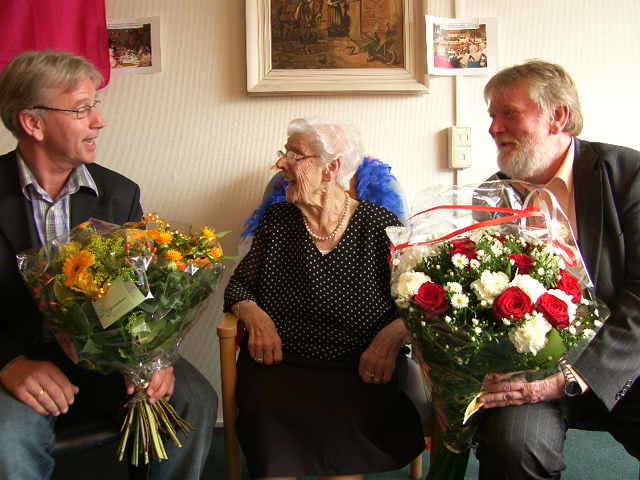 De 100-jarige Nel Dix met links Arie Verhaar van hetGerhardhuis en rechts Piet Dikken, wethouder van het stadsdeel Geuzenveld-Slotermeer.<br />Foto: juli 2007, Shirley Brandeis 