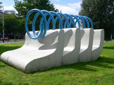 Golf met drukveer (Heemstedestraat/Delflandlaan) Maker: Gerard van den Erenbeemt, dit plastiek met blauw gelakt staal en wit geverfd beton is gemaakt in 1979. 