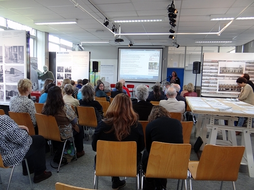 Voorzitter Joke Hilverda opent het symposium Bron: foto Annick Marquer, 2014 