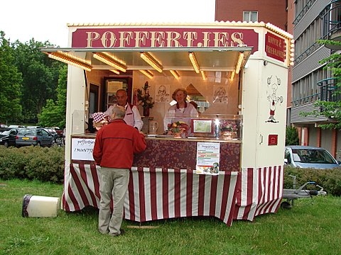 Lekker die warme poffertjes met dit weer! Foto: Annick van Ommeren-Marquer, 25 mei 2008 