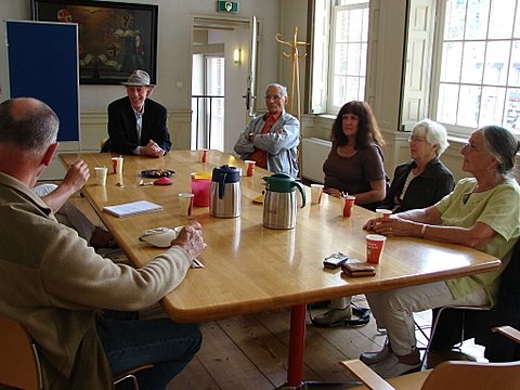 Geanimeerde discussie met de conservator (man met hoed) Foto: Annick van Ommeren-Marquer, 31 mei 2008 