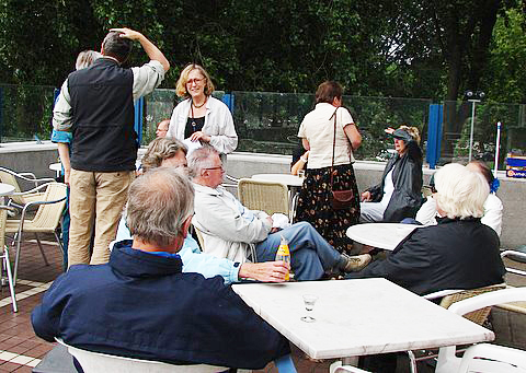 Verzamelen op het terras van café Oostoever Foto: Annick van Ommeren-Marquer, 31 mei 2008 