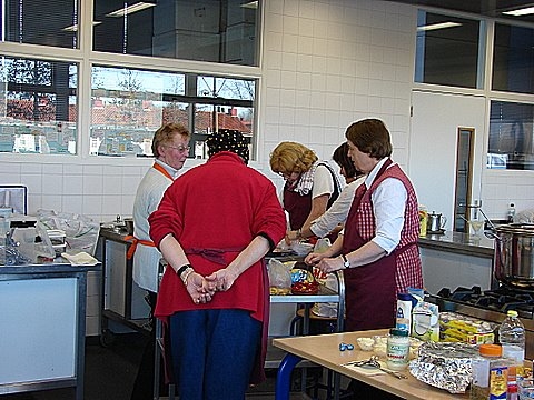 Eerst overleggen hoe de maaltijd te bereiden Foto: Annick van Ommeren-Marquer, 17 maart 2009 