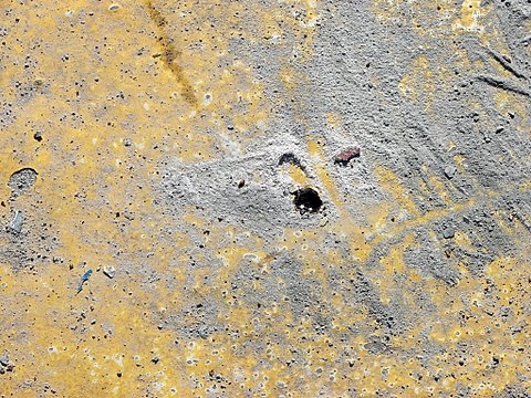 Beschadigd beton Foto: Annick van Ommeren-Marquer, 1 april 2009 