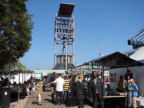 Ook in de toekomst gezellige drukte rond het carillon? Foto: Annick van Ommeren-Marquer, 30 augustus 2008 