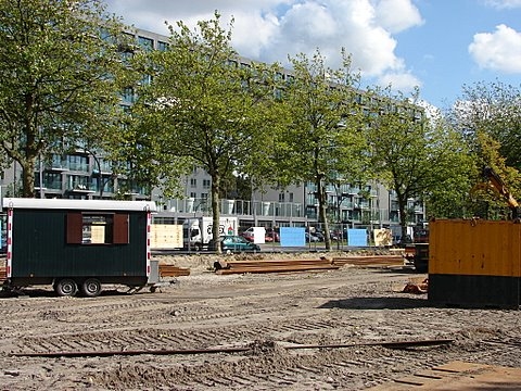 Op de achtergrond het Parkrandgebouw Foto: Annick van Ommeren-Marquer, 1 september 2008 