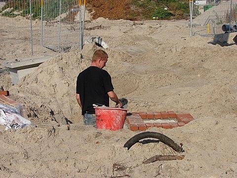 Metselen van een rioolput Foto: Annick van ommeren-Marquer, september 2008 