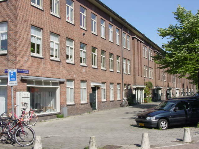 hoek Jan de Haenstraat/De Rijpgracht, waar Lo Verboom brood verkocht, aan de overkant van de fietsenwinkel en stalling van Kater. Daarboven hielden we ‘club’. Foto: Cor Preij 