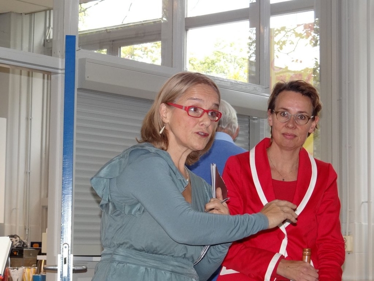 Anne van Delft, regie van de vertelvoorstelling, en Ellen van Slagmaat van het Van Eesterenmuseum Foto: Annick van Ommeren-Marquer, 14 oktober 2012 