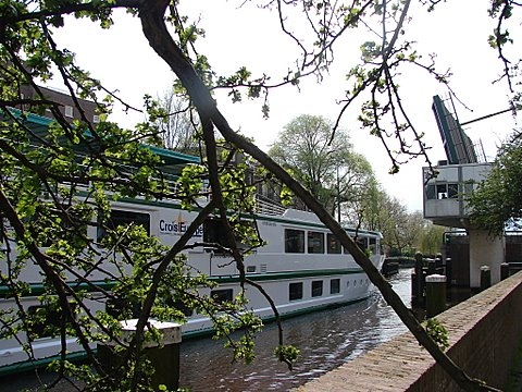 De boot zorgt voor welkom oponthoud Foto: Annick van Ommeren-Marquer, 11 mei 2008 
