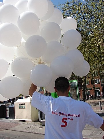 Ballonnen voor de vrijheid Foto: Annick van Ommeren-Marquer, 5 mei 2008 