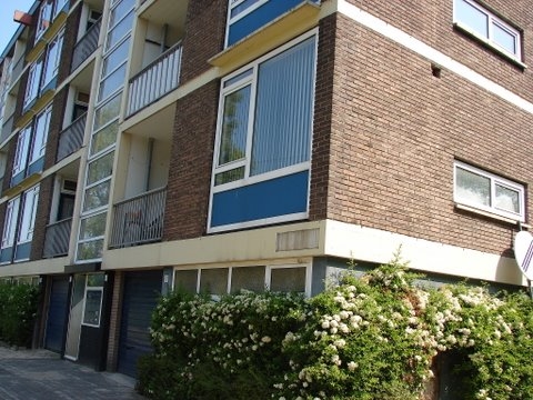 Nog één flat is bewoond Foto: Annick van Ommeren-Marquer, mei 2008 