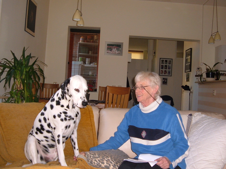 Trix Wagner met haar hond.<br />Foto: Heda van Rozelaar 