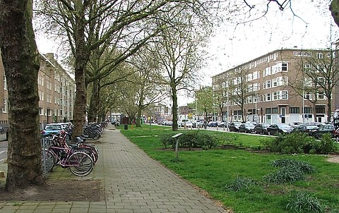 Nauwelijks nog winkels aan de overkant van de Willem de Zwijgerlaan Foto: Annick van Ommeren-Marquer, april 2008 