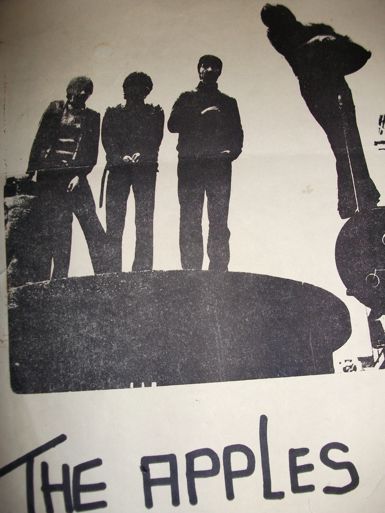 THE APPLES  <p>Alleen een fotokopie uit 1968 een schrale troost !<br />
v.l.n.r.  met de bandsamenstelling van september 1968   <br />
  JAN VAN DE VEERE         DRUMS<br />
  AD VAN DER GROEN   (VLADIMIR)  SOLO SLAG GITAAR<br />
  DIRK TOLSMA    (EELCO)    BAS GITAAR<br />
  JIMMY MIDDEL  - ZANG</p>