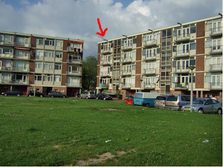 Dudok de Withof (nu gesloopt), de pijl wijst naar de flat waar  Tiny woonde Foto: Tiny Fiddelaar 