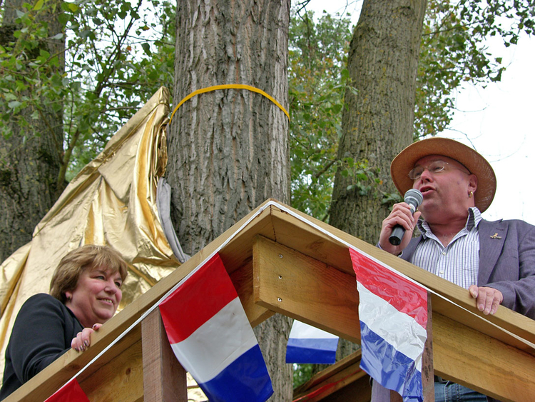 Paulus de Wilt en Grada Blok (linksonder) openen ’t Landje vanaf de boomhut wie, wat, wanneer, waar Foto: Shirley Brandeis, 20 juni 2010 