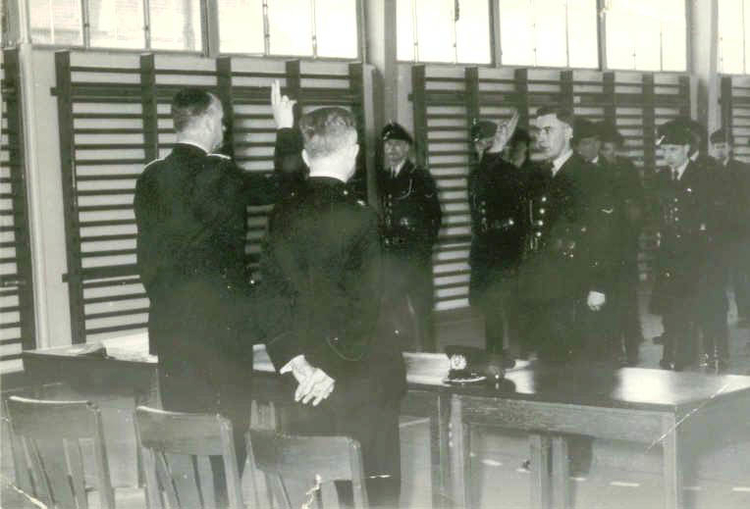 De eedafname van de nieuwe agenten bij de gemeentepolitie Amsterdam. Foto: collectie familie Plenter 