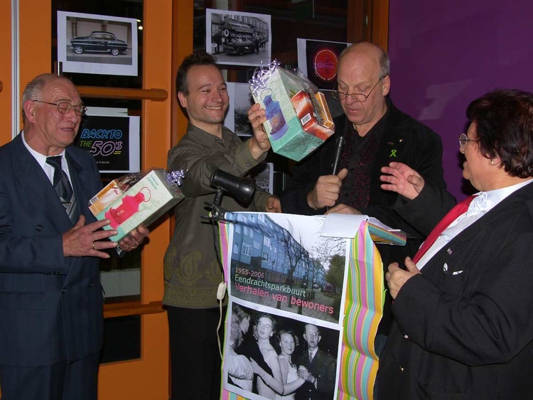 Bedankt! Op 15 december 2006 worden Nancy en Theo Tanis bedankt voor hun medewerking aan het gedenkboekje Eendrachtsparkbuurt.<br />V.l.n.r. Theo Tanis, Wouter Dolmans, Hans Staphorsius en Nancy Tanis.<br />Foto: Shirley Brandeis 