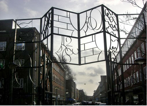 Een mooi kunstsymbool, want dit kunstwerk in de Hudsonstraat moet een 'Poort' voorstellen.<br />Foto: 25 januari 2008, Emre en Yessine 