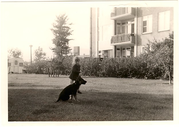 Erna Erna Erna met herdershond Azan op het grasveld achter haar huis 