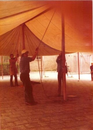 Het opzetten van de tent op het schoolplein van Het Koggeschip Foto: collectie Fons Wegman 
