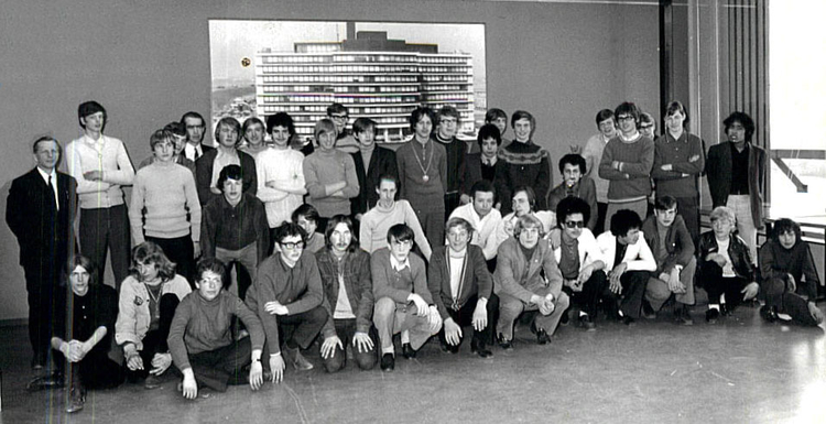 Drie klassen op excursie naar een elektrotechnisch installatiebureau in het Geveke en Groenpol gebouw Foto: collectie Okko Steensma, 1969/1970 