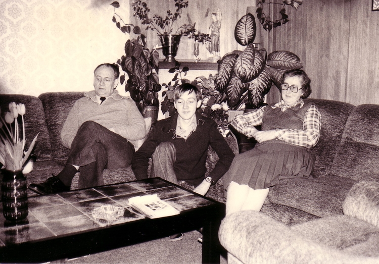 Een huiselijk tafereel Een huiselijk tafereel bij de familie Bruinink, 1975 