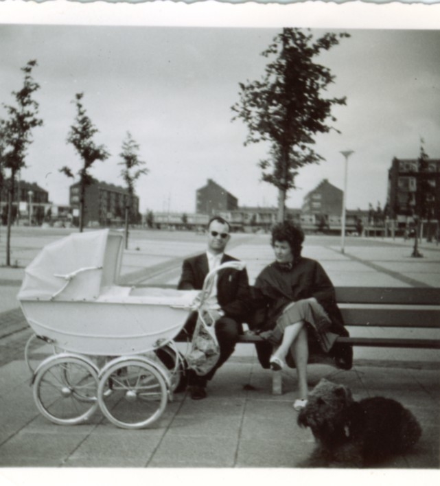 Familie van der Horst - plein Meneer en mevrouw van der Horst op het Plein '40 - '45, mei/juni 1962. 