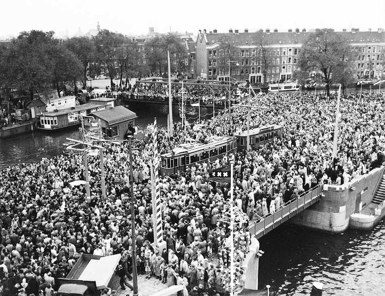 Feestelijke opening van de nieuwe basculebrug over de Kattensloot, Nassaukade, 16 oktober 1954 Foto: Ben van Meerendonk/AHF, collectie IISG, Amsterdam 