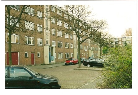 De Ferdinand Spitstraat nr. 34 Twee hoog rechts (blauwe deur), bestaat niet meer.<br />Foto: Jan Wiebenga, 2002 