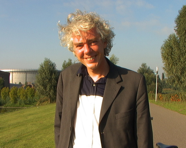 Jan Monquil op zijn  favoriete plek bij de Westergasfabriek. Foto: 2007 