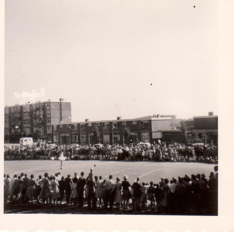 Rolschaatsbaan Top Rinckerstraat Heel veel toeschouwers bij een wedstrijd of demonstratie. Foto: mervouw Van Ark 