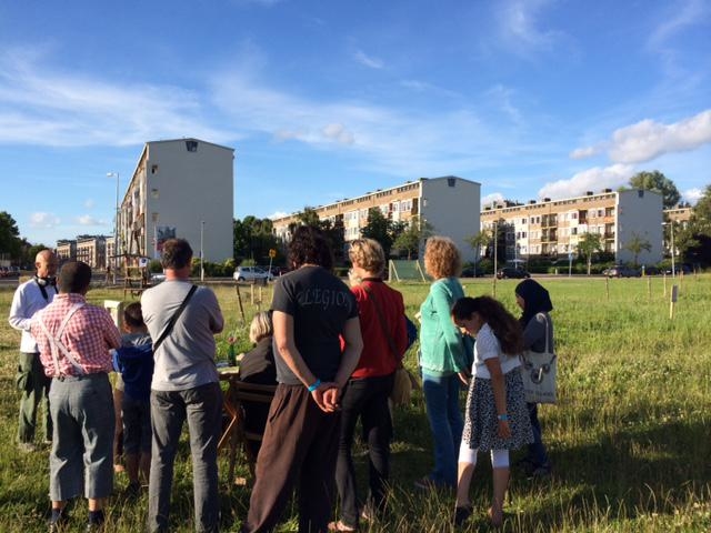 Buurtbewoners luisteren tijdens de verhalenexpositie in de wijk waar Hedda woont naar haar verhaal. Juni 2015. 