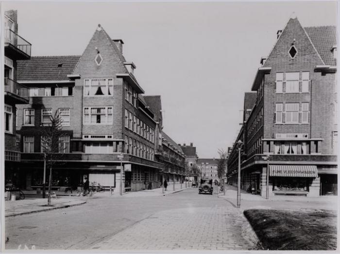 Legmeerstraat Legmeerstraat gezien vanaf het Legmeerplein. Bouwstijl Roodenburg.<br />Foto: maart 1932, Beeldbank Gemeentearchief, collectie: Dienst Stadsontwikkeling 