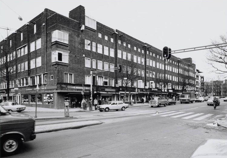 - De noordkant van de Hoofddorpweg met op de hoek de Plantenman waar vroeger de Gruyter zat (de kenmerkende blauwe tegels zitten er nog) - Foto: Beeldbank van het Stadsarchief Amsterdam, 1981 