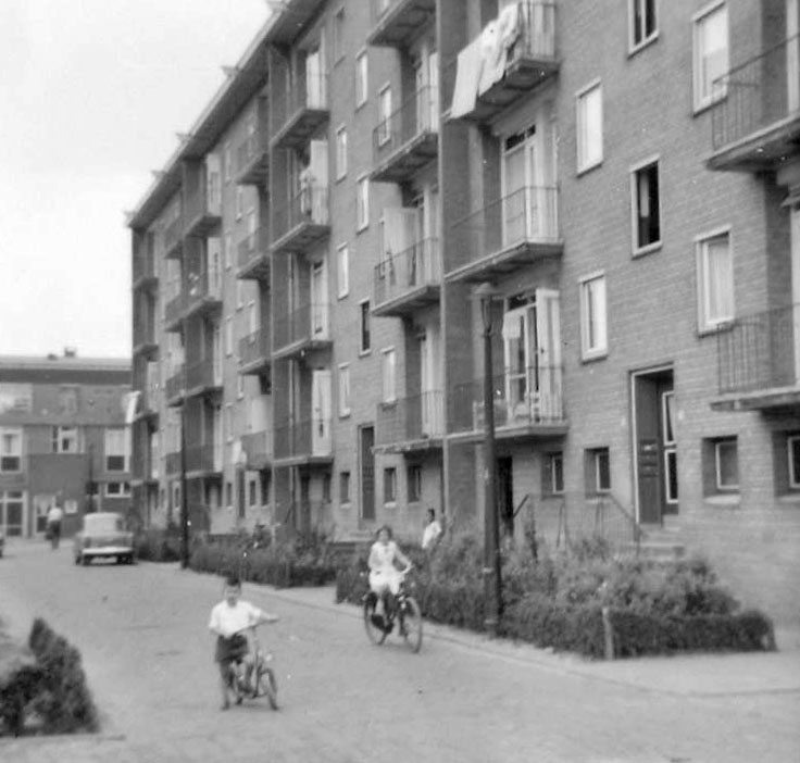 Foto 4- Hanxstedehouwerstraat in Slotermeer, ongveer in 1960 Foto: collectie Annette Jansen-Nieuwenhuize 