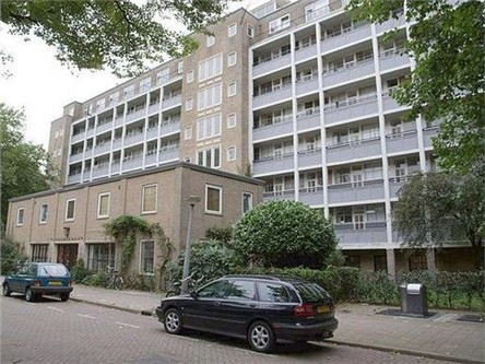 Het Oranjehof-complex aan de Geuzenstraat, linksonder de dienstwoning  <p>Foto: van website Oranjehof</p>