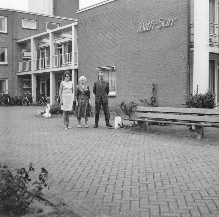 Foto 6- ergens in Osdorp bij een verzorgingstehuis Foto: collectie Annette Jansen-Nieuwenhuize 