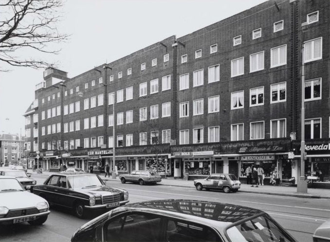 Zuidkant van de Hoofddorpweg met de winkels Foto: Beeldbank van het Stadsarchief Amsterdam, 1981 