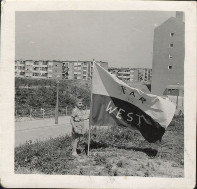 Jongetje met vlag van Far West Jongetje met vlag van Far West. Vermoedelijk begin jaren '60. 