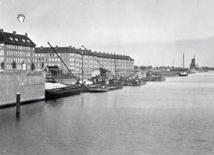 De ruige speelplek toen. Met storttrechters en boten wie, wat, wanneer, waar Fragment foto Beeldbank van het Stadsarchief van de gemeente Amsterdam, 1936 