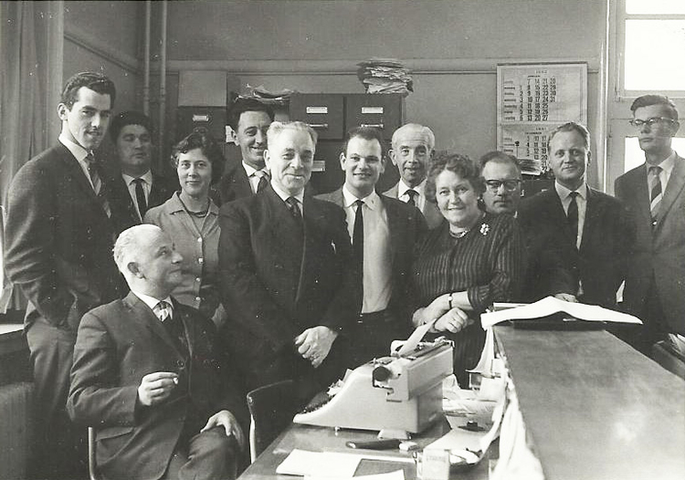 Op kantoor met twee 'juffrouwen'. Frans (toen 25 jaar) staat helemaal rechts Foto: collectie Frans Loevezijn, 29 januari 1962 Foto: collectie Frans van Loevezijn 