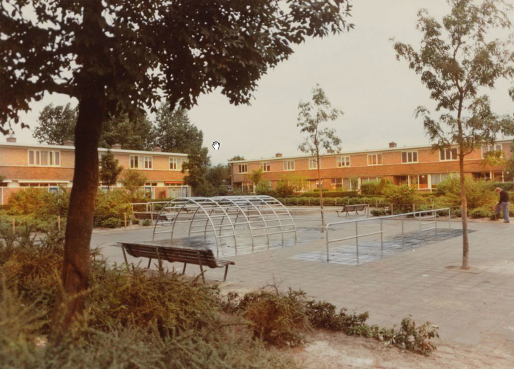 De speeltuin in het plantsoen van de Frederik van Dorpstraat Foto: Beeldbank van het Stadsarchief van Amsterdam, 29 juli 1976 