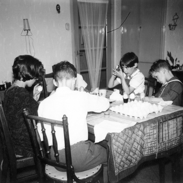 Het eieren schilderen uit 1963 v.l.n.r Channah, Jan, Toos en Leo. Let vooral ook op de doorgeefkast, het schemerlampje en het plantenhangertje wie, wat, wanneer, waar Foto: collectie Channah van Straaten 