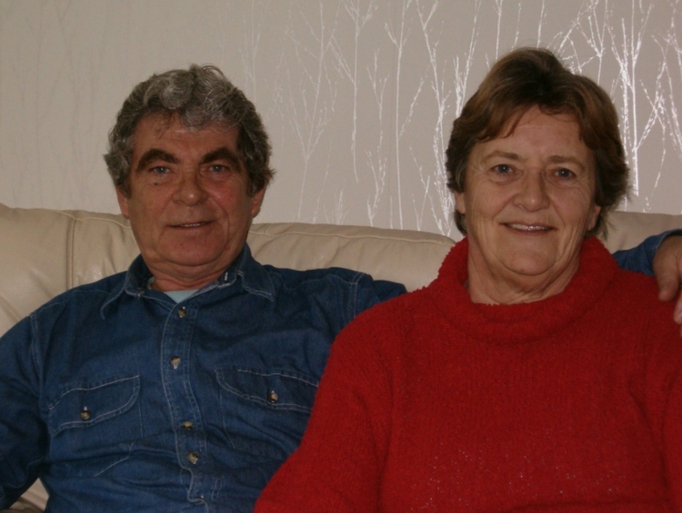 Gerda en Frans van Uden Thuis op de bank in Osdorp Thuis op de bank in Osdorp (foto: maart 2006) 