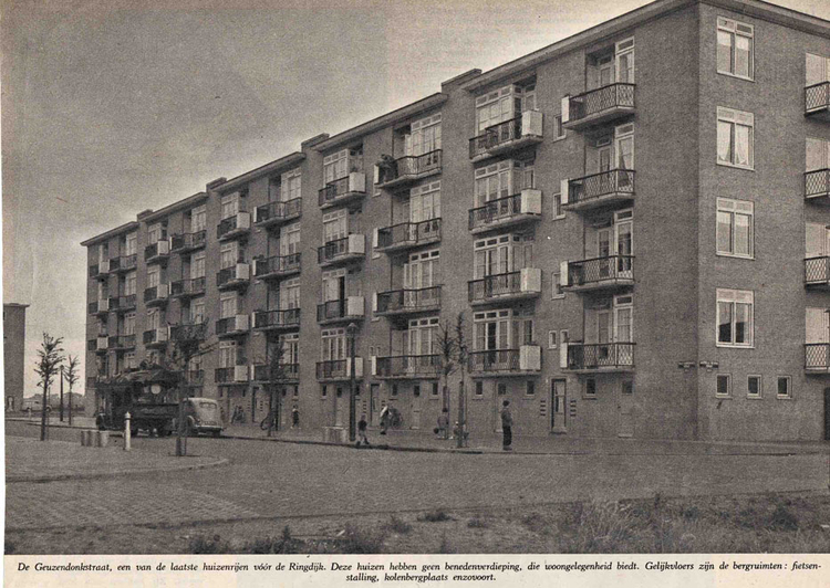 Oorspronkelijke onderschrift uit de Katholieke Illustratie (1953) De Geuzendonkstraat, een van de laatste huizenrijen vóór de Ringdijk. Deze huizen hebben geen benedenverdieping, die woongelegenheid biedt. Gelijkvloers zijn de bergruimten: fietsenstalling, kolenbergplaats enzovoort. 