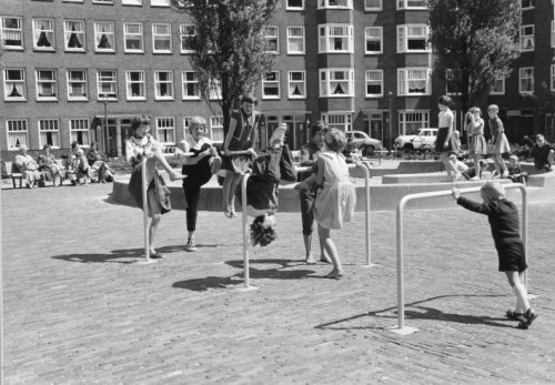 Geuzenstraat 40 t/m 52 (vrnl.), 1959; achter nummer 40 bevond zich de fietsenstalling. Links: Adriaan van Bergenstraat met nrs. 2 t/m 8 (vrnl.), met een speelplaats op de voorgrond. Bron: beeldbank, stadsarchief Amsterdam 