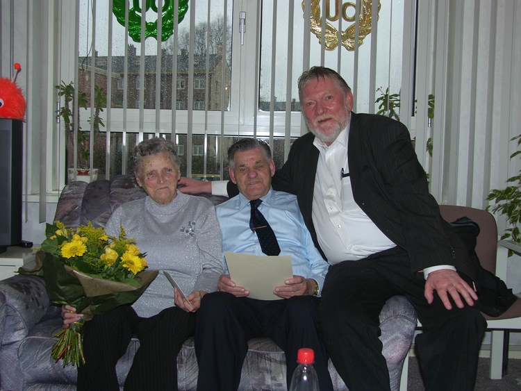 Jubilerend echtpaar Golstein wordt gefeliciteerd door Piet Dikken. Foto: 11 december 2006, Shirley Brandeis 